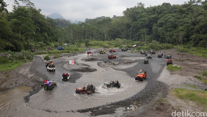 Wisatawan menggunakan mobil Jip ketika mengikuti wisata Lava Tour Merapi di kawasan lereng Gunung Merapi, Cangkringan, Sleman, Yogyakarta, Sabtu (23/7/2022).
