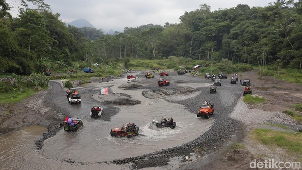 Wisatawan menggunakan mobil Jip ketika mengikuti wisata Lava Tour Merapi di kawasan lereng Gunung Merapi, Cangkringan, Sleman, Yogyakarta, Sabtu (23/7/2022).  Wisatawan menggunakan mobil Jip ketika mengikuti wisata Lava Tour Merapi di kawasan lereng Gunung Merapi, Cangkringan, Sleman, Yogyakarta, Sabtu (23/7/2022). Â