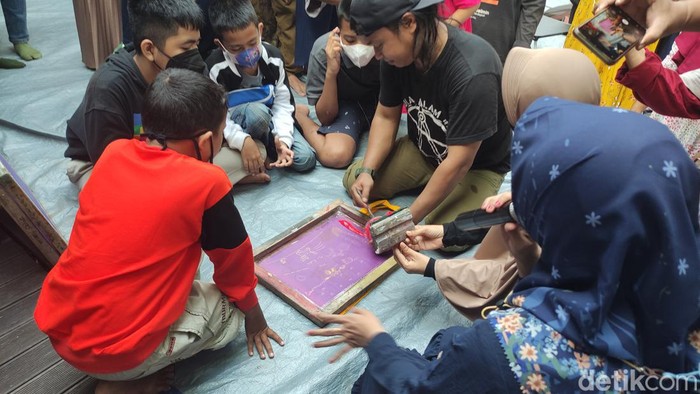 Siswa berkebutuhan khusus belajar menyablon