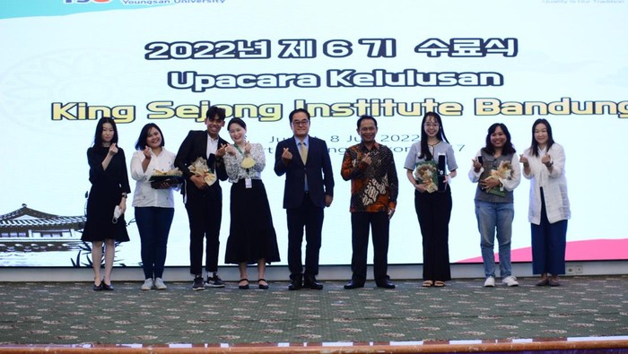 Siswa saat lulus pendidikan bahasa Korea