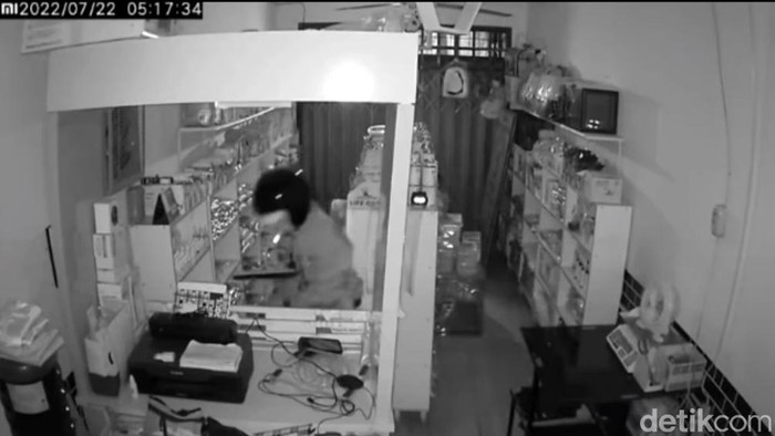 Tangkapan layar video pencurian petshop di Bogor
