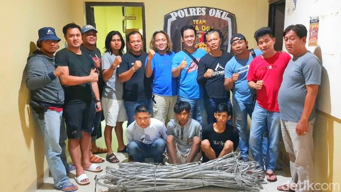 Tiga petani pecuri kabel sutet ACSR Rp 2 miliar ditangkap.