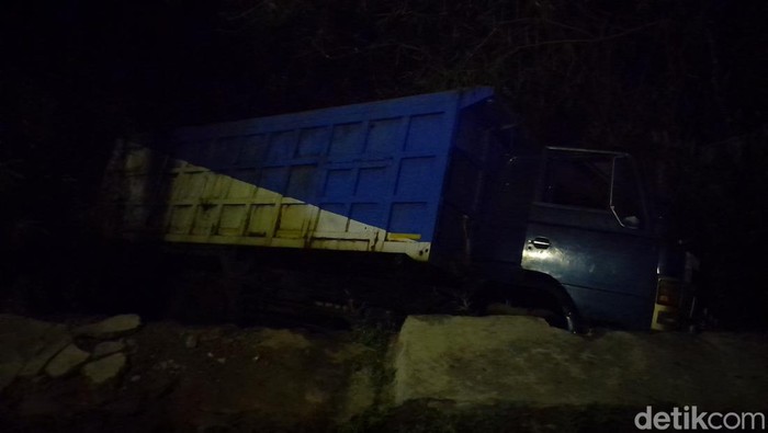 Truk Tronton Terperosok Masuk Jurang di Kawasan Cigendel Sumedang