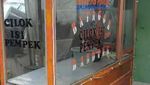 10 Stiker Kreatif di Gerobak Pedagang Makanan yang Bikin Ngakak