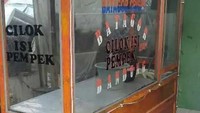 Entah menu baru atau posisi penulisan yang kurang tepat. Tidak hanya menjual batagor, pedagang ini juga menyajikan cilok isi pempek. Seperti apa ya bentuknya? Foto: Twitter/nocontextwarung