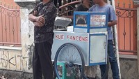 Tampil beda, gerobak kue pancong ini punya tulisan yang berbeda. Tampaknya ia memilih cara pelafalan khas Arab yang tidak menggunakan huruf p. Kuenya menjadi bernama kue fancong. Foto: Twitter/nocontextwarung