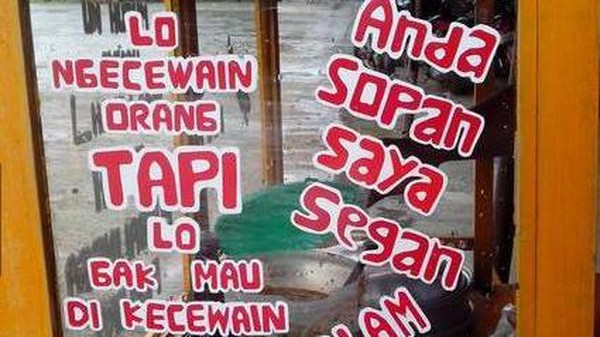 10 Stiker Kreatif di Gerobak Pedagang Makanan yang Bikin Ngakak