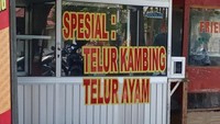 Penjual nasi goreng ini punya menu yang cukup unik. Salah satunya menggunakan campuran telur kambing. Tetapi sejak kapan ya kambing bertelur? Foto: Twitter/nocontextwarung