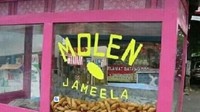Kata Mulan dan Molen yang dianggap mirip jadi inspirasi bagi pedagang pisang molen yang satu ini. Menjual molen mini, gerobaknya diberi nama Molen Jameela. Foto: Twitter/nocontextwarung