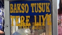 Terinspirasi dari penulis ternama, penjual bakso tusuk ini namai gerobaknya dengan penulis idolanya. Bakso Tusuk Tere Liye ini bikin penjualnya terheran-heran. Foto: Twitter/nocontextwarung