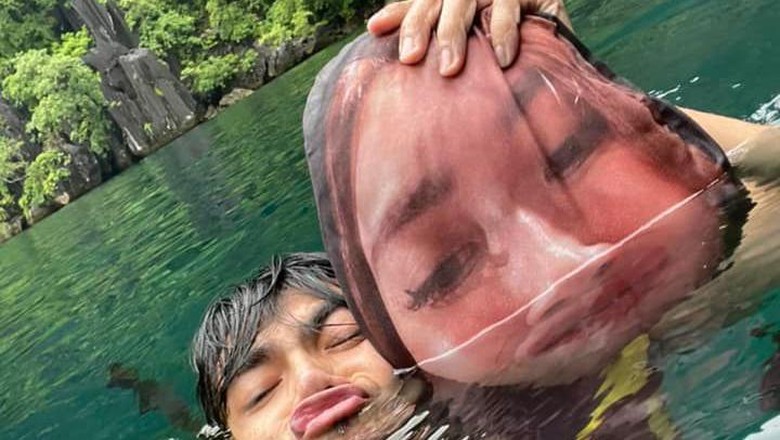 Turis Filipina berlibur bersama bantal berwajah istri Turis Filipina berlibur bersama bantal berwajah istri