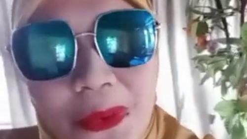 Video berisi seorang emak-emak menghina Ibu Negara, Iriana Joko Widodo (Jokowi), viral di media sosial. Wali Kota Solo Gibran Rakabuming Raka merespons video tersebut dengan santai.

Video emak-emak menghina Iriana Jokowi itu viral di media sosial seperti dilihat detikcom, Sabtu (23/7/2022). Emak-emak mengenakan baju warna coklat dan berkaca mata selfie merekam aksinya.

Di dalam video viral, perempuan tersebut melontarkan kata sejumlah kata yang menghina Iriana Jokowi. Tak hanya itu, saat melontarkan hinaan, perempuan tersebut juga meludah.