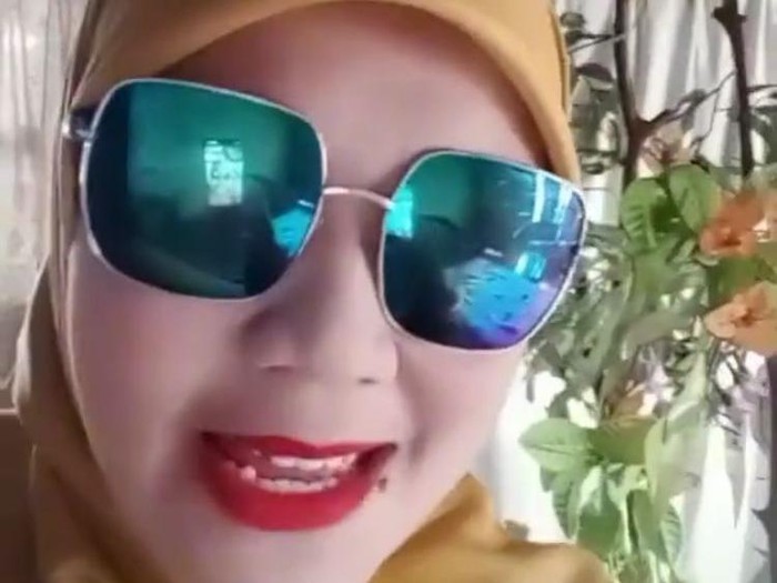 Video berisi seorang emak-emak menghina Ibu Negara, Iriana Joko Widodo (Jokowi), viral di media sosial. Wali Kota Solo Gibran Rakabuming Raka merespons video tersebut dengan santai.

Video emak-emak menghina Iriana Jokowi itu viral di media sosial seperti dilihat detikcom, Sabtu (23/7/2022). Emak-emak mengenakan baju warna coklat dan berkaca mata selfie merekam aksinya.

Di dalam video viral, perempuan tersebut melontarkan kata sejumlah kata yang menghina Iriana Jokowi. Tak hanya itu, saat melontarkan hinaan, perempuan tersebut juga meludah.