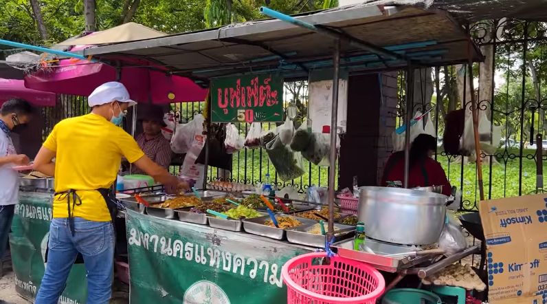 Warung nasi di Thailand ini aneka lauknya mirip Warteg.