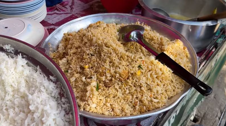 Warung nasi di Thailand ini aneka lauknya mirip Warteg.