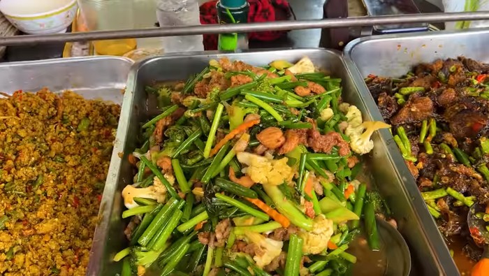 Warung nasi di Thailand ini aneka lauknya mirip Warteg.