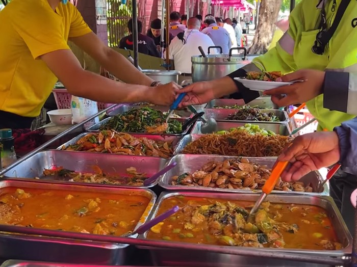 Warung nasi di Thailand ini aneka lauknya mirip Warteg.
