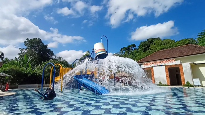 Water Park di Warung Dadi Wahana Bermain Anak menjadi wahana yang paling seru dan selalu dituju anak-anak yang berkunjung.