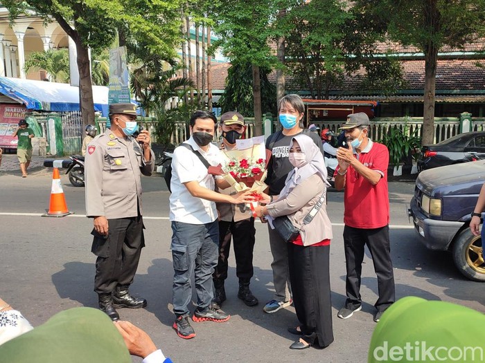 YLPA Kediri berikan bunga untuk polisi dorong penanganan kasus guru SD cabul hingga tuntas.