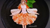 Tak hanya ikan saja, Mikyou juga pandai menyulap udang segar menjadi motif pakaian yang cantik. Foto: Instagram @mikyoui00