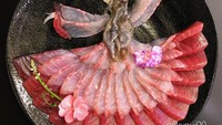 Untuk memberikan aksen warna rambut pada karya seninya. Mikyou memanfaatkan kulit ikan yang ada. Hasilnya jadi semakin keren. Foto: Instagram @mikyoui00