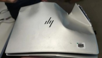 Akibat terjepit di pintu kereta, laptopnya jadi bengkok deh. Dok. Brightside