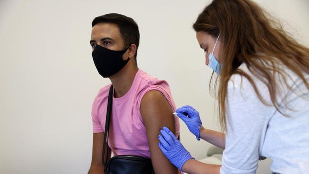 LONDON, ENGLAND - JULY 23: Doctor, Molly Dickinson administers a dose of the monkeypox vaccine to Arthur Macedo, 37 on July 23, 2022 in London, England. The NHS is expanding its  rollout in London as monkeypox cases continue to increase in the capital. Monkeypox, a rare disease, is part of the same family of viruses as smallpox. (Photo by Hollie Adams/Getty Images)
