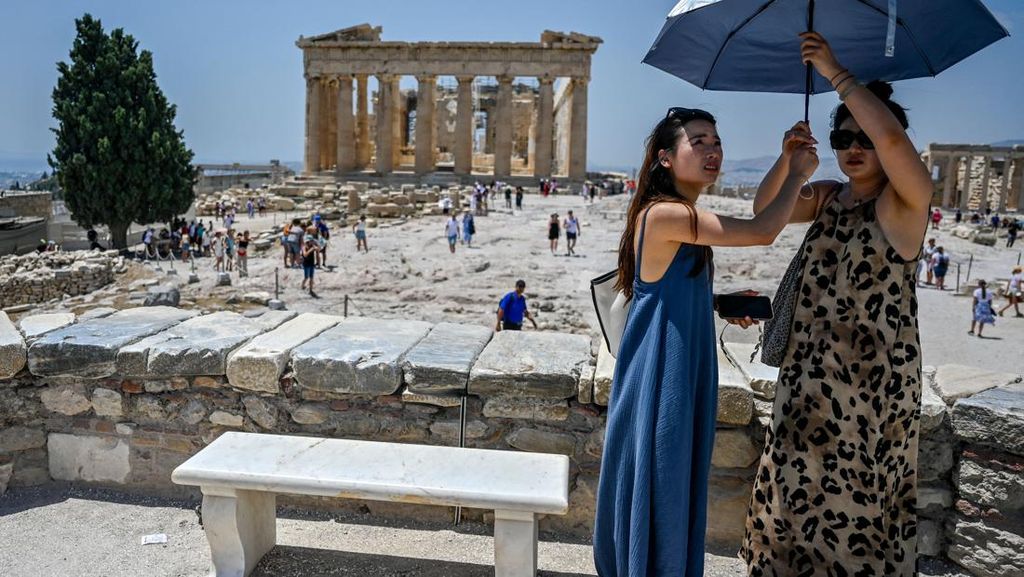 Athena Diterjang Gelombang Panas, Turis di Acropolis Sampai Bawa Kipas Angin