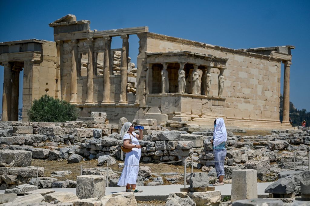 Turis di Acropolis, Athena kepanasan saat suhu udara mencapai 42 derajat celsius pada 24 Juli 2022. (Louisa Goulimaki/AFP via Getty Images)