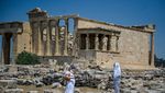 Athena Diterjang Gelombang Panas, Turis di Acropolis Sampai Bawa Kipas Angin