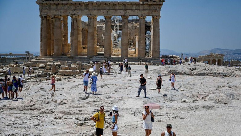 Turis di Acropolis, Athena kepanasan saat suhu udara mencapai 42 derajat celsius pada 24 Juli 2022. (Louisa Goulimaki/AFP via Getty Images)