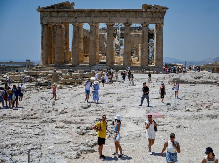 Turis di Acropolis, Athena kepanasan saat suhu udara mencapai 42 derajat celsius pada 24 Juli 2022. (Louisa Goulimaki/AFP via Getty Images)