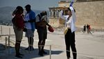 Athena Diterjang Gelombang Panas, Turis di Acropolis Sampai Bawa Kipas Angin