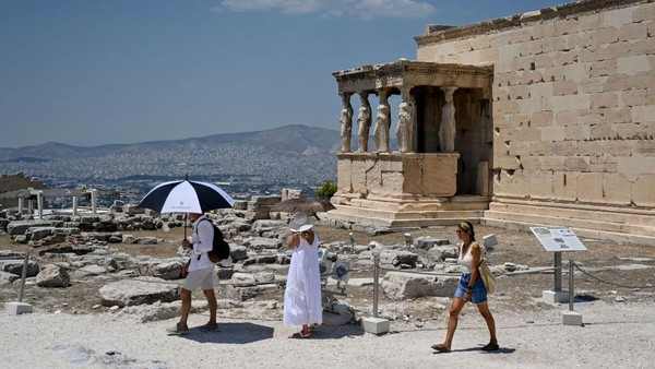 Sedikit informasi tentang Kuil Zeus Olympia di Athena. Kuil ini juga dikenal sebagai Olympieion, dibangun selama beberapa abad mulai tahun 174 SM dan baru akhirnya diselesaikan oleh kaisar Romawi Hadrian pada tahun 131 M.