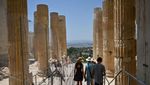 Athena Diterjang Gelombang Panas, Turis di Acropolis Sampai Bawa Kipas Angin