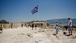 Athena Diterjang Gelombang Panas, Turis di Acropolis Sampai Bawa Kipas Angin