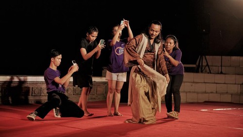 18 koreografer muda Indonesia peserta ajang temu seni bertema tari di Bali menggelar pementasan pamungkas di Pura Samuan Tiga, Banjar Bedulu, Blahbatuh, Gianyar