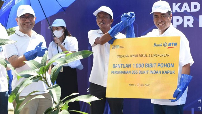 Direktur Consumer Bank BTN Hirwandi Gafar (kanan) bersama Direktur Jenderal Pembiayaan Infrastruktur Pekerjaan Umum dan Perumahan, Kementerian PUPR RI, Herry Trisaputra Zuna (kiri) serta Deputi Komisioner Bidang Pemanfaatan Dana Tapera, BP Tapera Ariev Baginda Siregar (tengah) secara simbolis menekan layar tanda dimulainya acara akad massal serentak KPR subsidi dalam rangkaian One Stop Housing Solution BTN di Maros, Sulawesi Selatan, Sabtu (23/7). Gelaran acara akad massal KPR Subsidi BTN yang diikuti oleh lebih dari 10.000 debitur di seluruh Indonesia merupakan strategi Bank BTN untuk mempercepat penyaluran KPR Subsidi (FLPP) yang ditargetkan dapat menembus 200.000 unit pada tahun 2022.