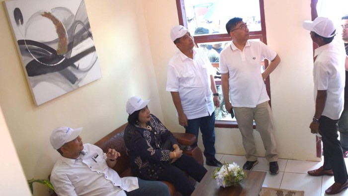 Akad Massal KPR Subsidi BTN Direktur Consumer Bank BTN Hirwandi Gafar (kanan) bersama Direktur Jenderal Pembiayaan Infrastruktur Pekerjaan Umum dan Perumahan, Kementerian PUPR RI, Herry Trisaputra Zuna (kiri) serta Deputi Komisioner Bidang Pemanfaatan Dana Tapera, BP Tapera Ariev Baginda Siregar (tengah) secara simbolis menekan layar tanda dimulainya acara akad massal serentak KPR subsidi dalam rangkaian One Stop Housing Solution BTN di Maros, Sulawesi Selatan, Sabtu (23/7). Gelaran acara akad massal KPR Subsidi BTN yang diikuti oleh lebih dari 10.000 debitur di seluruh Indonesia merupakan strategi Bank BTN untuk mempercepat penyaluran KPR Subsidi (FLPP) yang ditargetkan dapat menembus 200.000 unit pada tahun 2022.