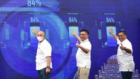Hadir dalam acara tersebut Direktur Consumer Bank BTN Hirwandi Gafar didamipngi Direktur Jenderal Pembiayaan Infrastruktur Pekerjaan Umum dan Perumahan, Kementerian PUPR RI, Herry Trisaputra Zuna, Deputi Komisioner Bidang Pemanfaatan Dana Tapera, BP Tapera Ariev Baginda Siregar dengan menekan layar tanda dimulainya acara akad massal serentak KPR subsidi dalam rangkaian One Stop Housing Solution BTN. Foto: dok. BTN