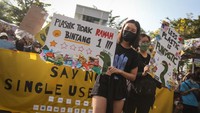 Selain itu, plastik sekali pakai berbahaya bagi kelangsungan hidup manusia, juga karena plastik berkontribusi besar bagi peningkatan emisi karbon bumi.