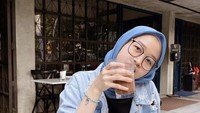 Begitu juga dengan momen ini, ia memesan kopi namun kali ini camilan yang dipilih adalah makanan gurih. Foto: Instagram @alcaotcvn