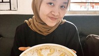 Bukan hanya kulineran kaki lima saja, ada juga momennya saat nongkrong di kafe. Seperti momen ini, ia memesan menu apple pie berukuran besar. Foto: Instagram @alcaotcvn