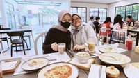 Bahkan, ia pernah mengajak eyangnya untuk makan di kafe dan menikmati banyak menu. Momen ini dalam rangka hari ulang tahun sang Eyang. Foto: Instagram @alcaotcvn