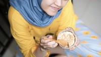 Terakhir ada momennya saat ngemil di rumah malam-malam. Ia ngemil pudding dua varian yakni Oreo dan regal. Foto: Instagram @alcaotcvn