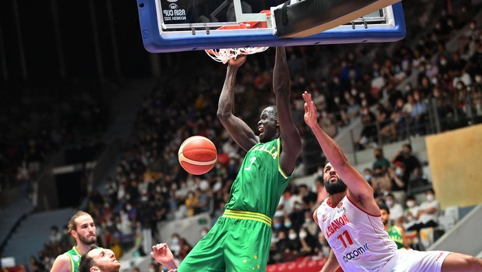 Pebasket Australia Thon Maker (kedua kanan) melakukan slam dunk ke keranjang Tim Nasional Lebanon dalam babak final FIBA Asia Cup 2022 di Istora Gelora Bung Karno, Senayan, Jakarta, Minggu (24/7/2022). ANTARA FOTO/Aditya Pradana Putra/nym.
