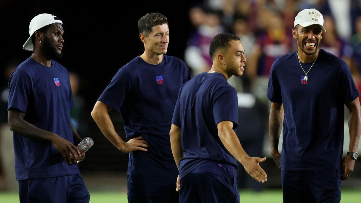 Aubameyang dan Lewandowski akan menjadi andalan Barcelona di musim depan. Foto: Getty Images/Michael Reaves