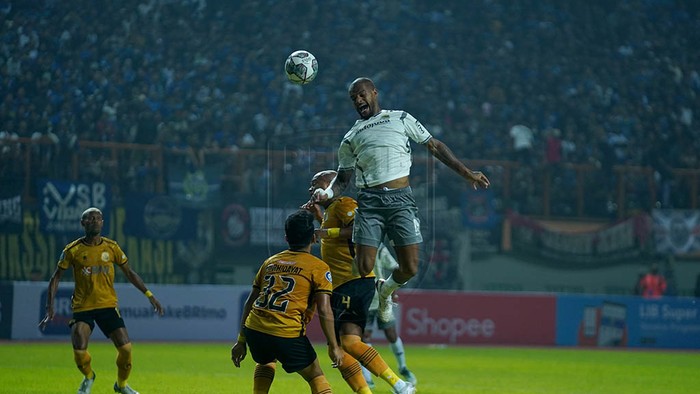 Bhayangkara FC vs Persib Bandung.