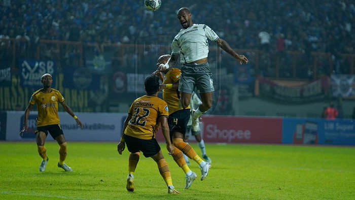 Bhayangkara FC vs Persib Bandung.