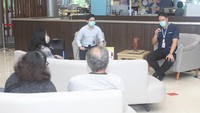 Diskusi yang dikemas dengan suasana santai tersebut mampu menyita lebih dari 20 pasangan pengunjung yang hadir di area lobby rumah sakit.